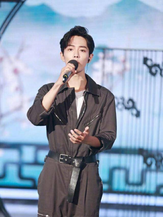 设计 29岁华晨宇和28岁肖战撞衫，同一件连体工装裤，你觉得谁更帅气？