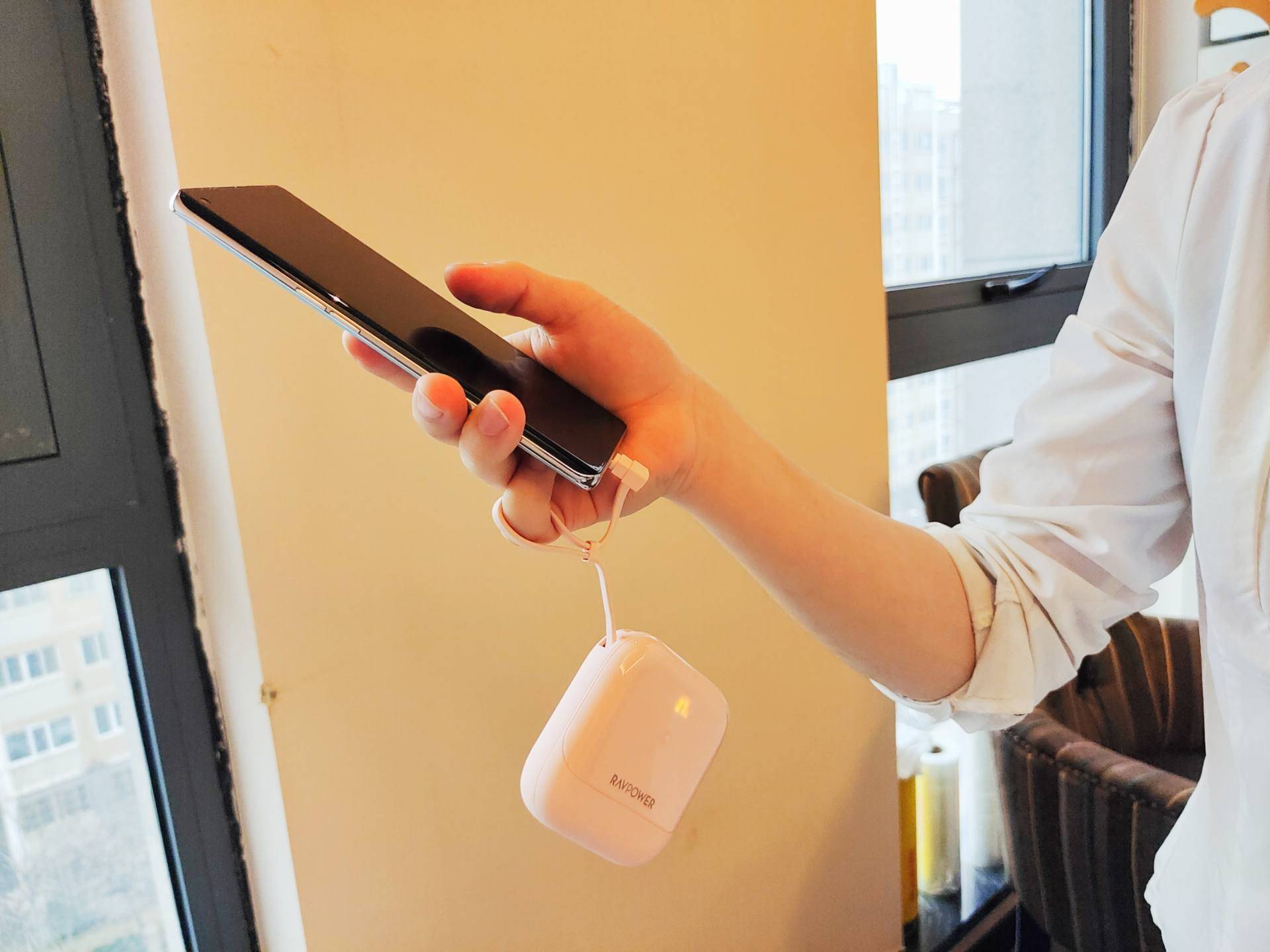 人生第一款充电宝，RAVPower自带线充电宝，小宝贝大能量