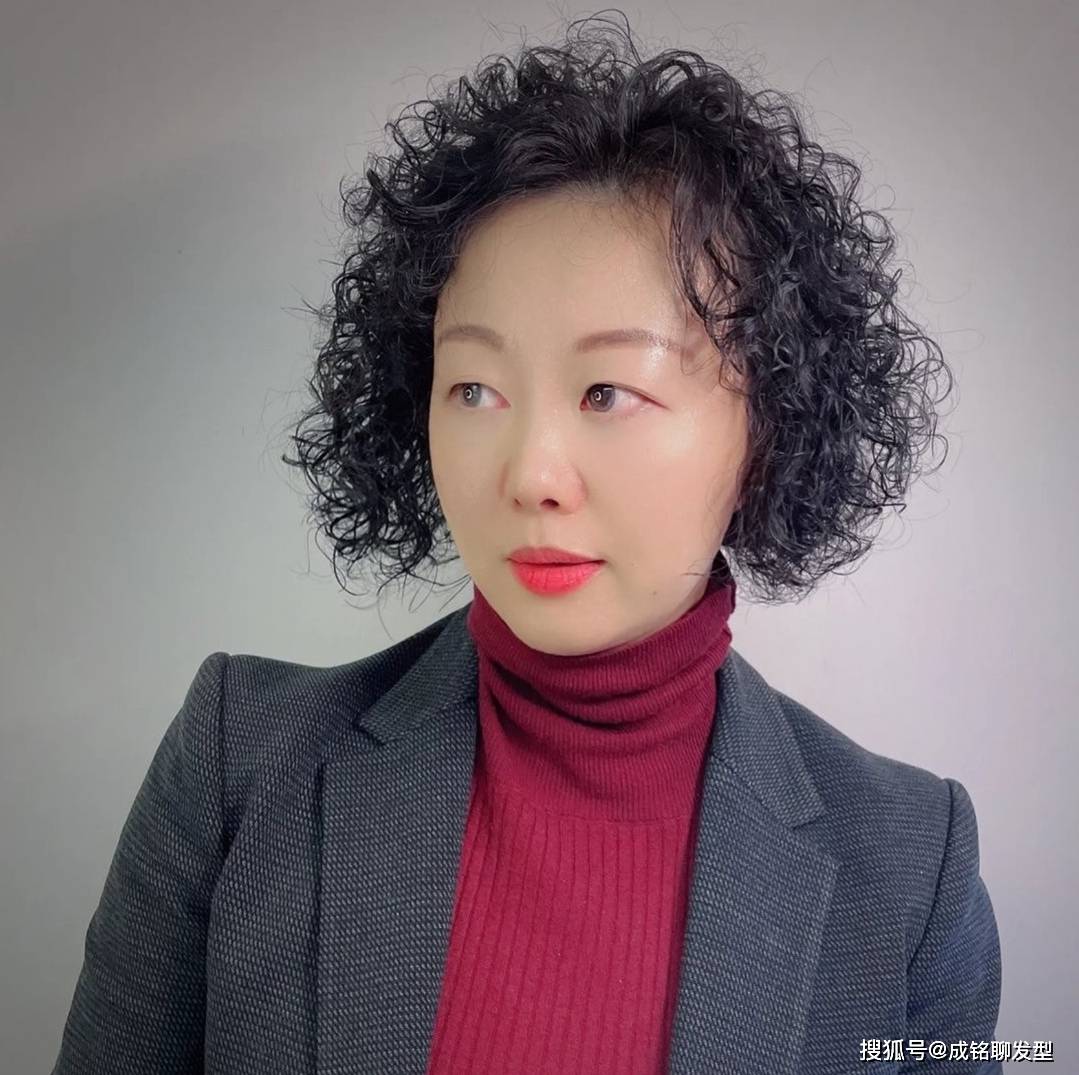 卷发60岁女性有哪些洋气的发型推荐？这9款时髦又好看，减龄又显气质