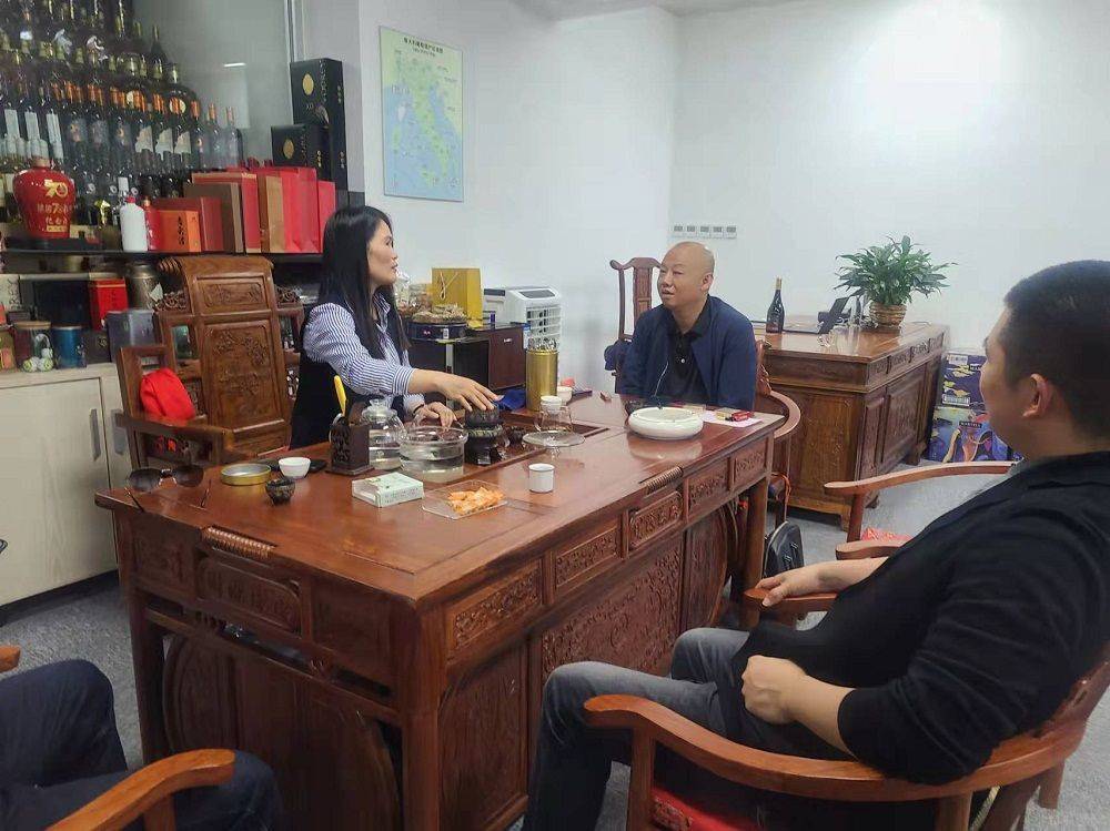 大家来到基地后,在基地负责人郭春富,聂容娇女士的引导下,对珠海赣菜