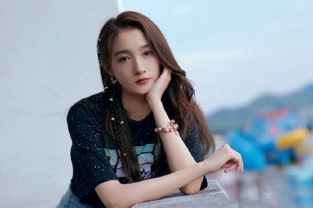 形象 关晓彤一人现身机场，身穿“睡裤”毫无形象，没有裙装显气质