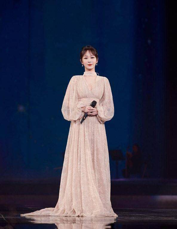 名媛 杨紫为证明颜值高，坐强光前怼脸拍，却被身后影子暴露真实脸型