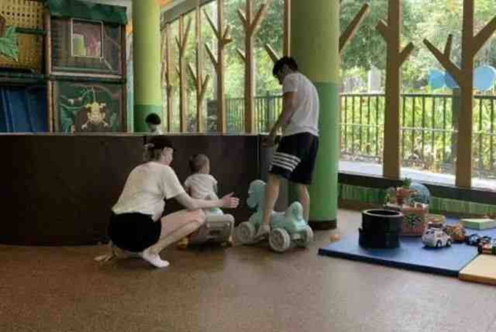 细节 撒贝宁带娃被偶遇，2岁儿子正脸首曝光，混血感超强太像外国妈妈