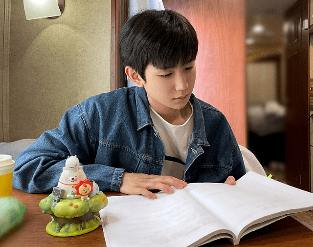 饭圈文化渗透校园王源写的文章出现在试卷上粉丝替他打抱不平