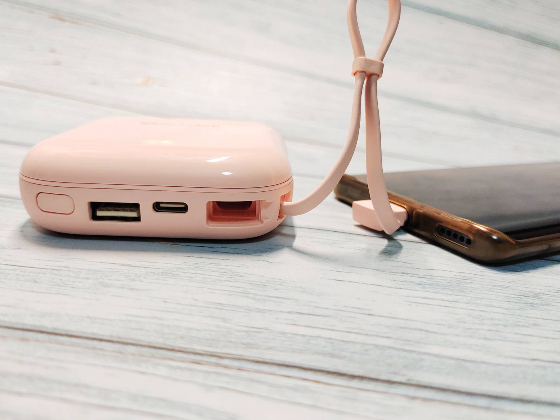 人生第一款充电宝，RAVPower自带线充电宝，小宝贝大能量