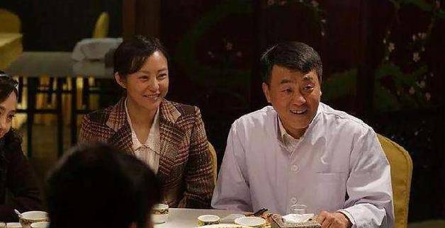 女孩子|他是国家一级演员，娶了同桌是初恋，如今结婚22年活的很知足