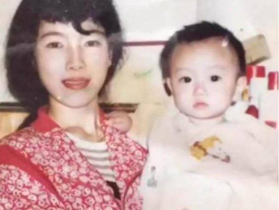 关系“冻龄姥姥”火了,27年前抱着女儿,如今抱着外孙女,更漂亮了