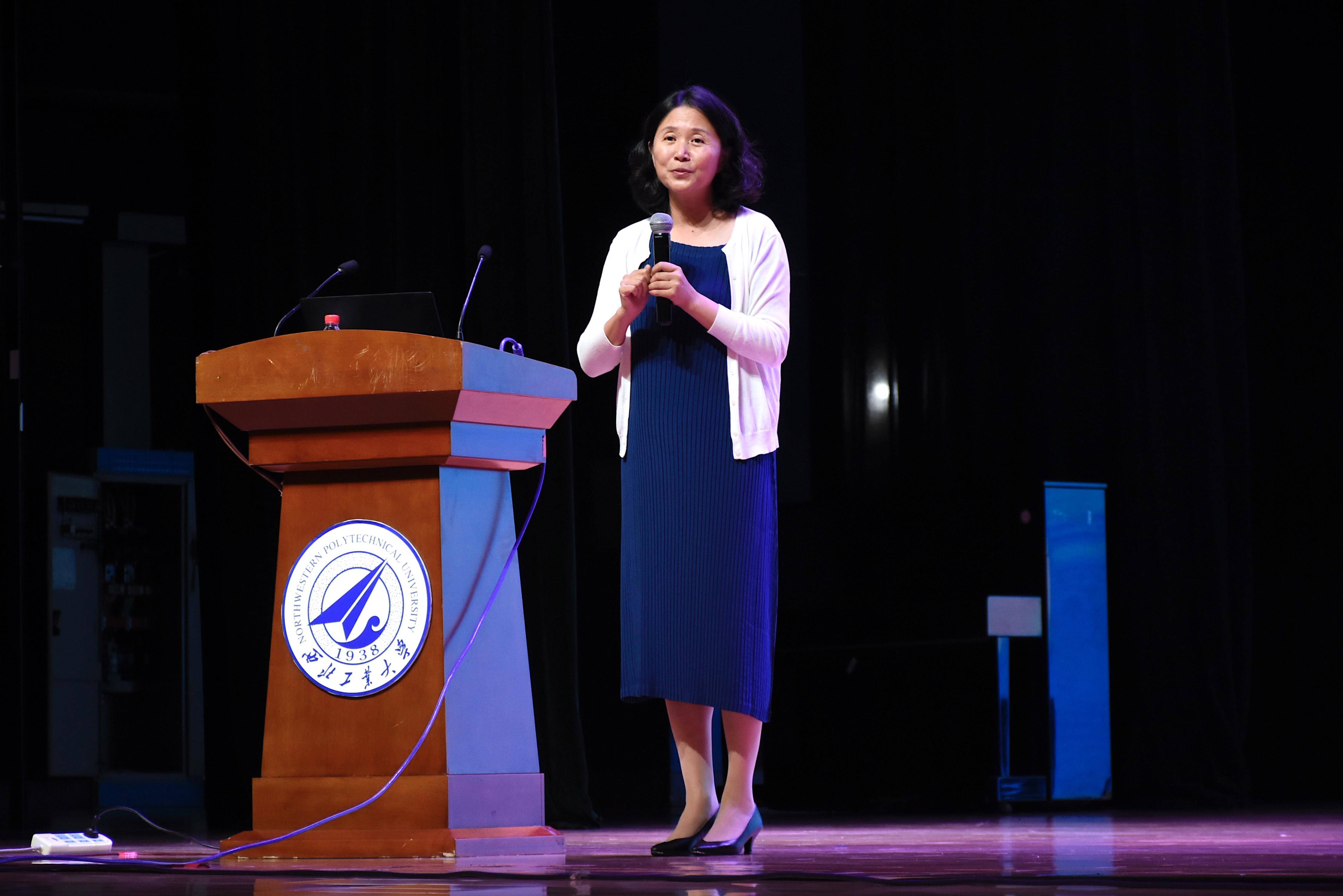 同学|黄菡：倒追丈夫恩爱31年无绯闻，是别人的情感导师，却搞不定女儿？