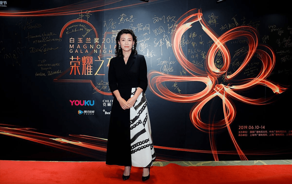 设计 “大娘子”刘琳身材原来这么好,穿斜肩裙骨感鲜明,有皱纹也高级