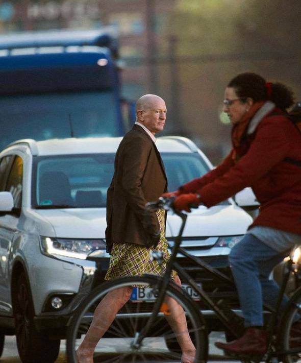 高跟鞋 61岁德国肌肉大叔穿短裙登上杂志,上班也穿小裙子,还火遍外网