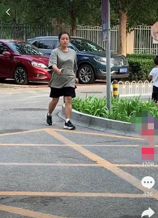 身材 33岁何洁罕见素颜带娃，穿灰色宽松T恤，一双大“粗腿”依然抢镜