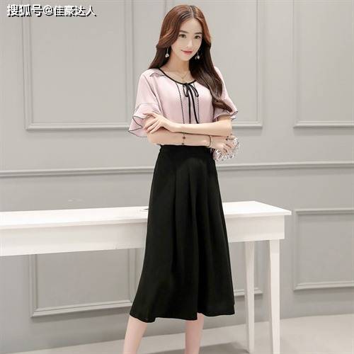 黑色 简单文艺的上衣短袖加上一件干净利落的牛仔裤