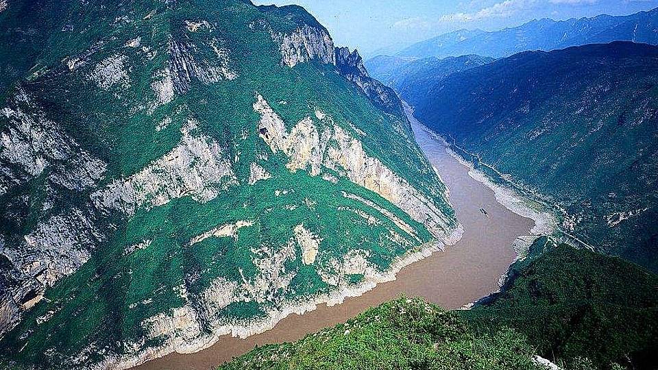 长江的形成要从两亿多年前的三叠纪时算起,那时长江流域仍被地中海