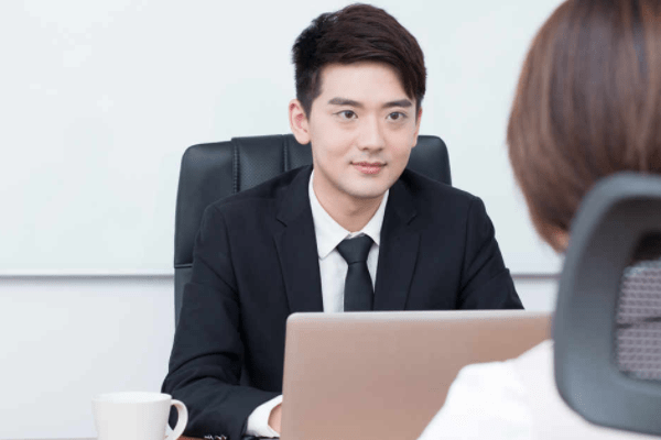 面试官请你坐下却不给你凳子该咋办小伙智答被录取