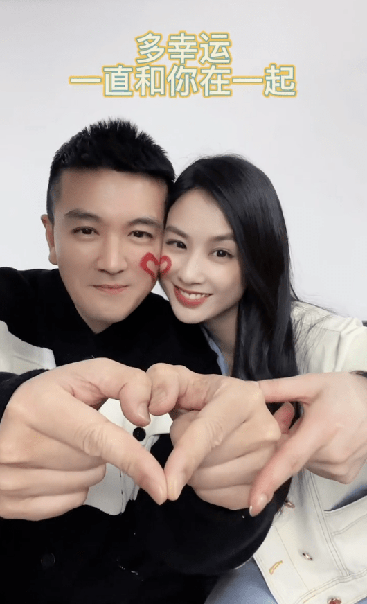 原创杨子携妻高调秀恩爱亲吻黄圣依嘴唇似霸总夫妻花式比心太好嗑