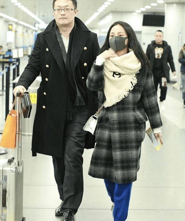 富豪 姚笛罕见秀恩爱，她与富豪男友同穿情侣装羽绒服，男帅女靓配一脸