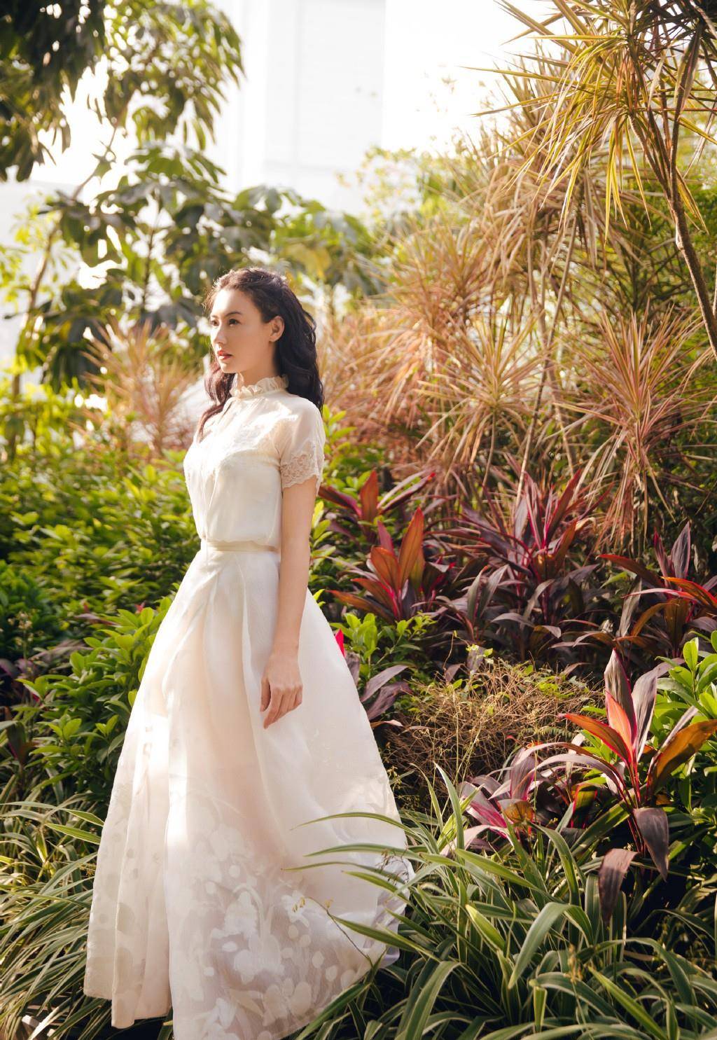 领收 40岁张柏芝近照释出,一袭白色花边薄纱裙出镜,状态依旧好到爆