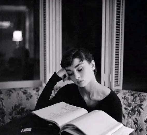 梦想|优雅、高贵,就算着一件白衬衣也能光芒万丈 一一奥黛丽?赫本之美