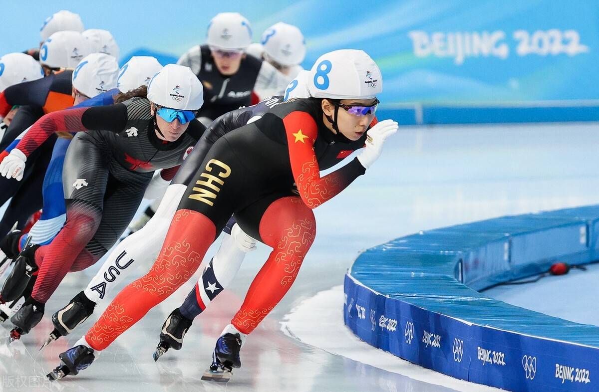 北京时间2月19日,2022年北京冬奥会迎来速度滑冰团体出发比赛,比赛将
