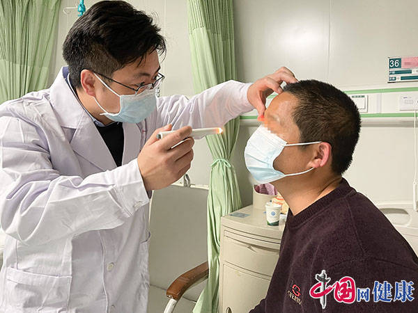 打响“眼球保卫战”——柳人医成功植入人工玻璃体球囊为眼外伤患者保眼，避免眼摘