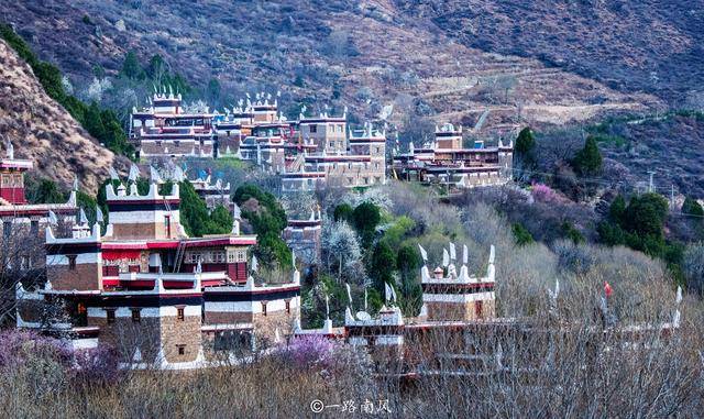 四川甘孜甲居藏寨，入选“中国最美的六大乡村古镇”，春天真好看