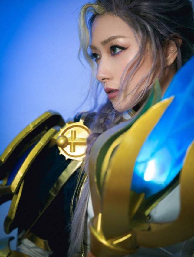 原创万茜cos吉安娜身穿蓝白战袍手握湛蓝权杖秒变酷美女法师