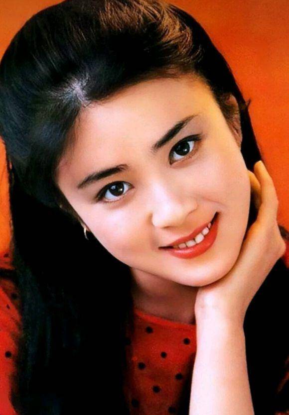 傅艺伟是黑龙江人,她的一生很传奇,先是参演两部经典电视剧,一部是红