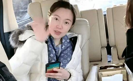 生活闫学晶带女儿摘草莓不洗就吃，豪宅大如宫殿，继女一条围巾一万多