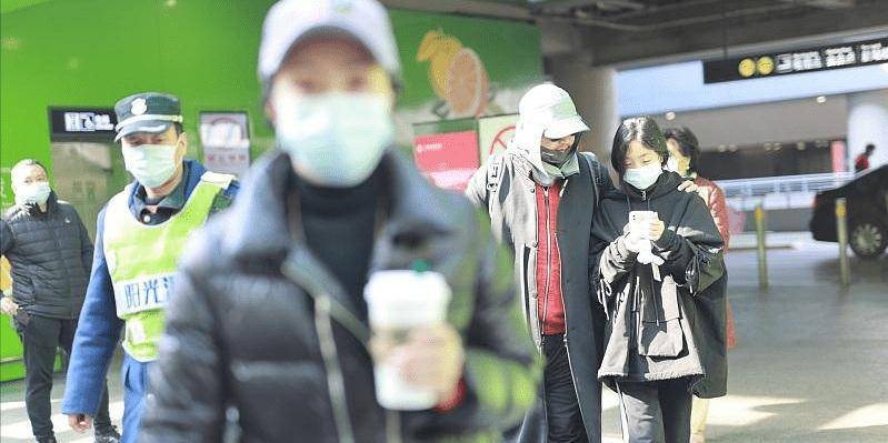 女儿 陶虹一家三口罕见走机场，女儿露正脸太像徐峥，12岁身高赶超妈妈