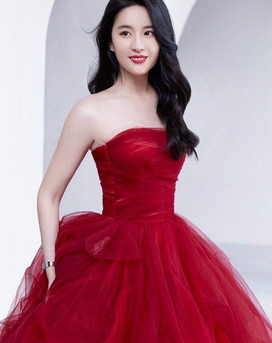 增加了 娱乐圈中的红裙美人，陈都灵依旧清纯，刘亦菲美中带飒！最绝是她