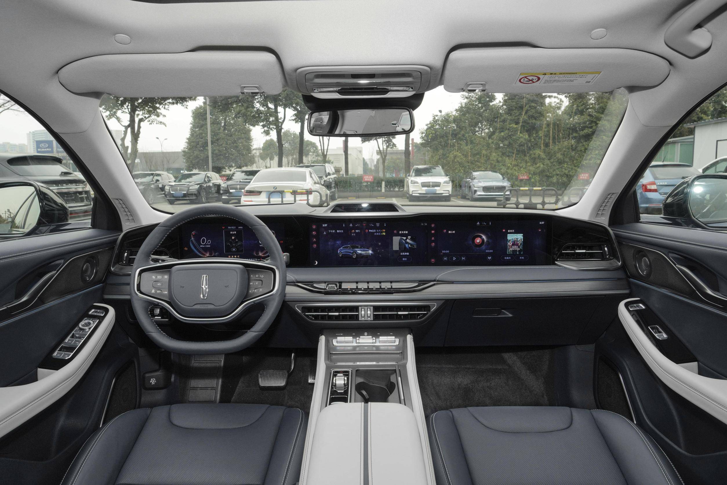 不得不说,林肯z的内饰打造确实很抢眼,极具科幻气息的设计完全可以用"