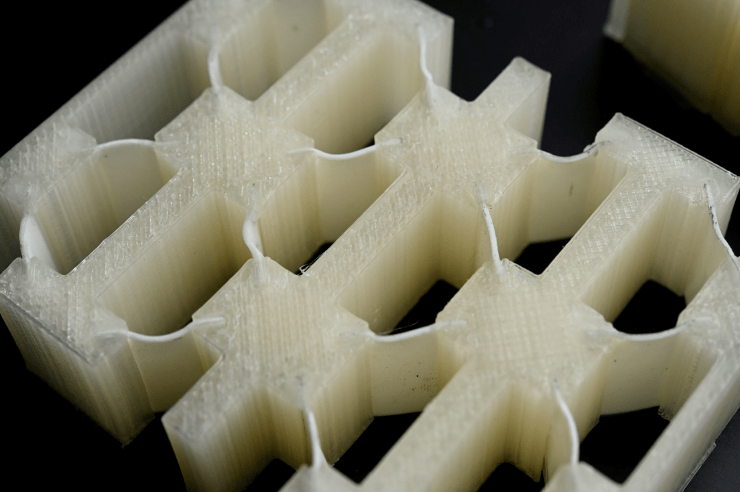 约翰霍普金斯大学开发LCE减震材料，受6.8kg重物冲击时速度仍可维持在35km/h