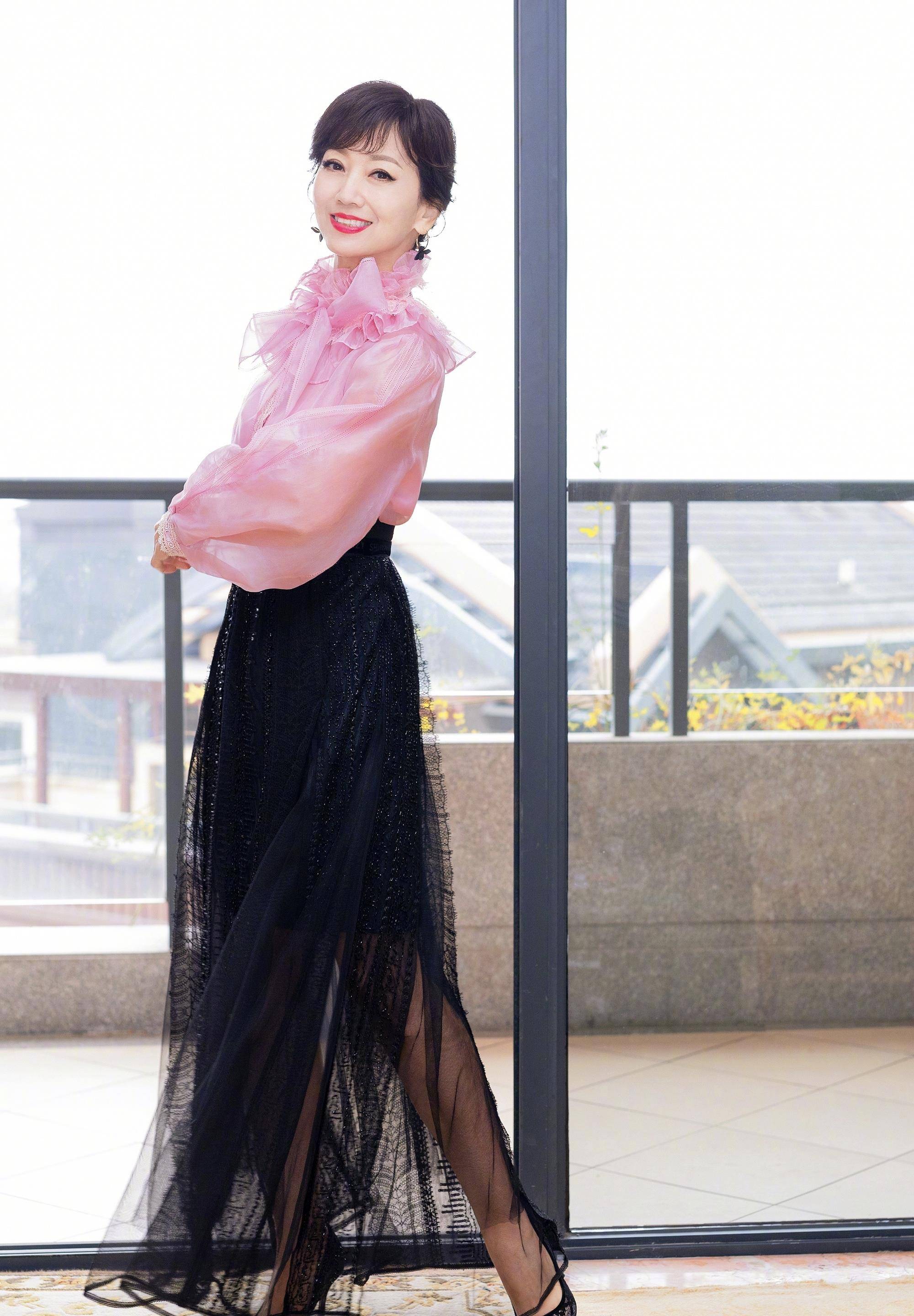 65岁赵雅芝出席活动,穿长款皮衣裙气质不输当年,美回"白娘子"_因为