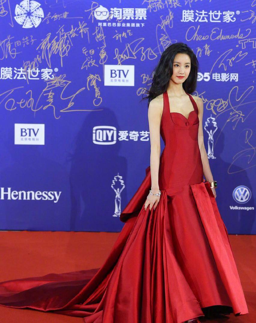 增加了 娱乐圈中的红裙美人，陈都灵依旧清纯，刘亦菲美中带飒！最绝是她