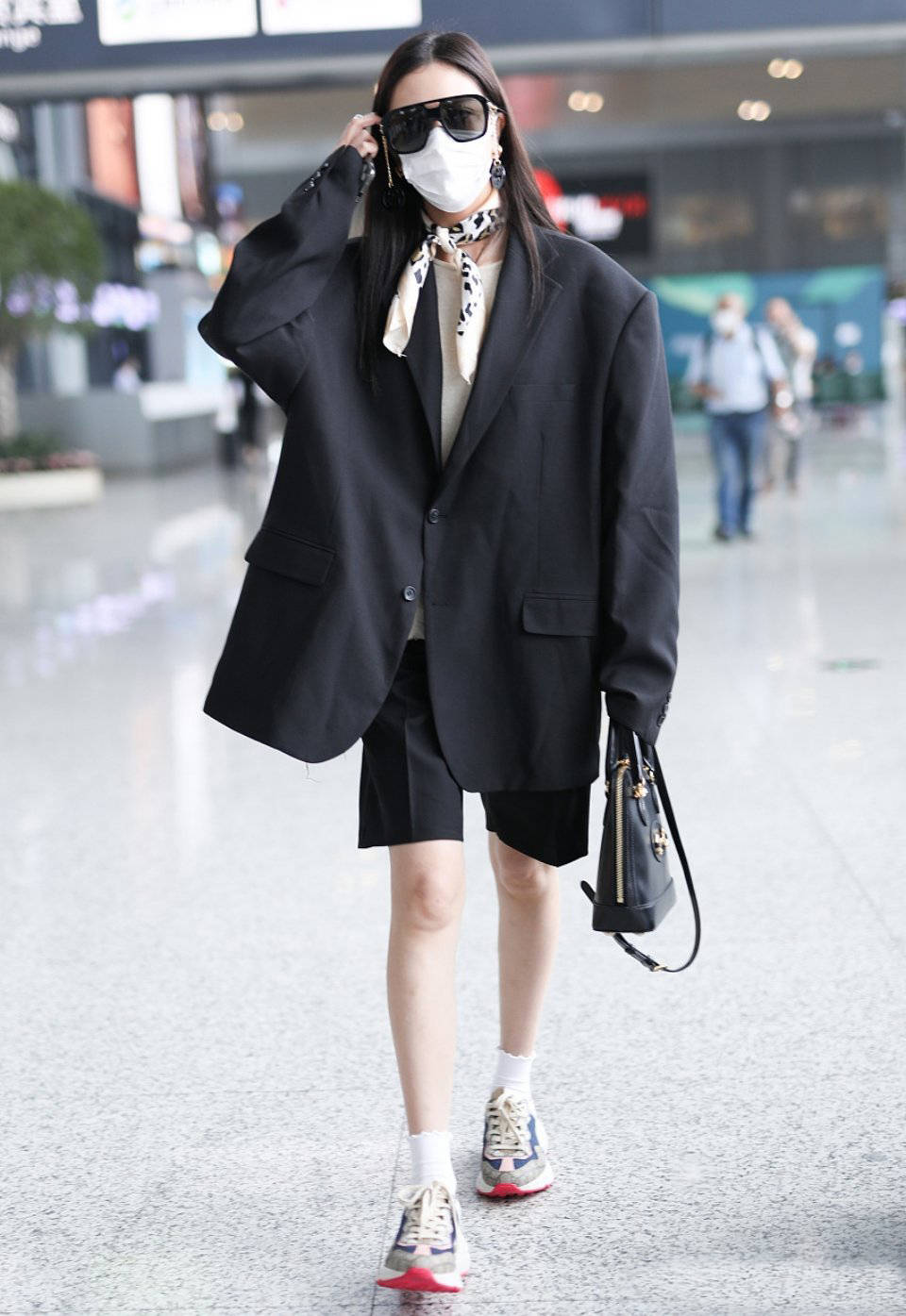 时尚 宋妍霏高调走机场，穿“爸爸装”配“爷爷裤”，一身黑色又拽又酷