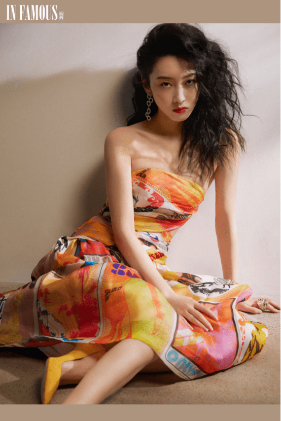 宣璐最新时尚造型一改往日清新形象泡面头配红唇张力十足