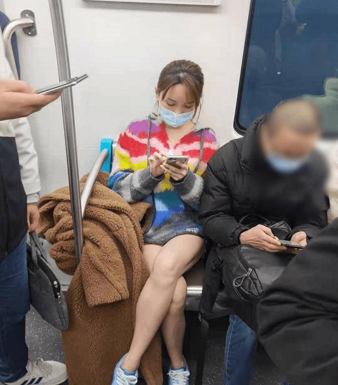 网友在地铁偶遇金莎 大冬天仍穿齐臀小短裤 雪白大长腿异常吸睛-家庭网