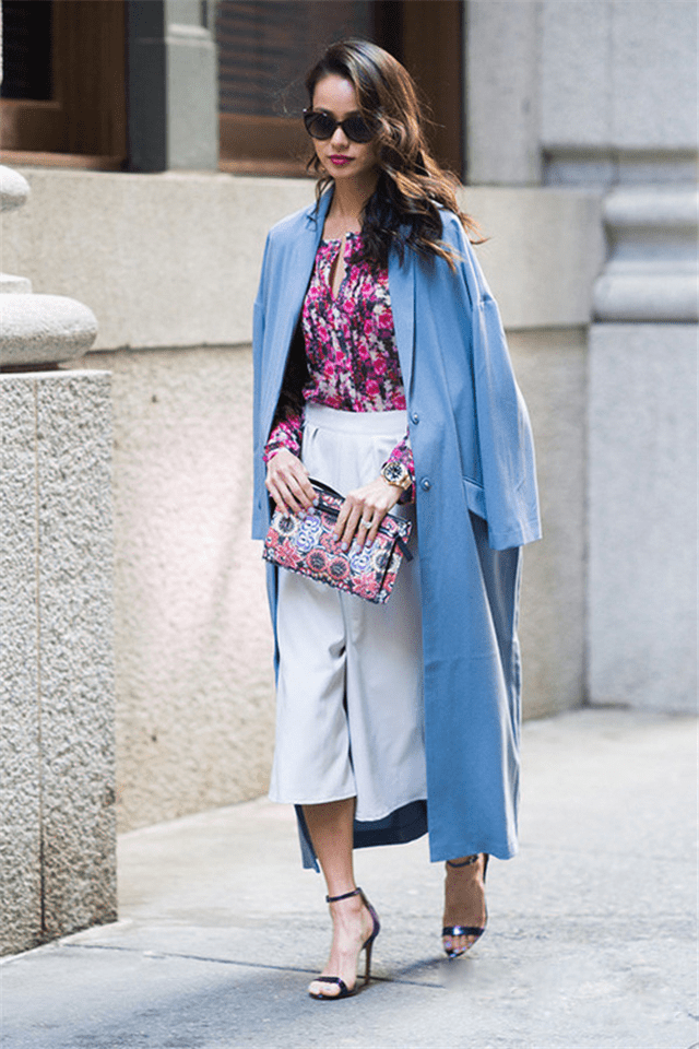 今年流行的"雾霾蓝"风衣,配上这5种"内搭",洋气显瘦又高级_颜色_姐妹