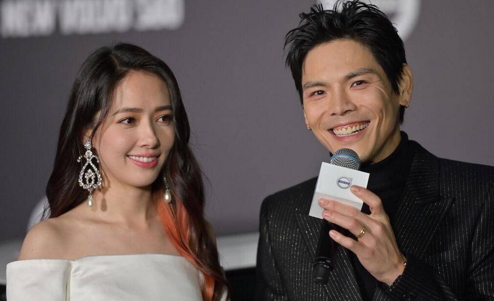 亮点 郭碧婷夫妇合体亮相，穿白色露肩裙高贵典雅，遭向佐搂腰恩爱甜蜜