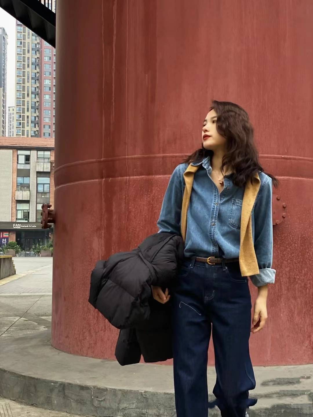 常规 “牛仔衬衫”火了，单穿帅气、当外套更飒，从选款到搭配都安排了