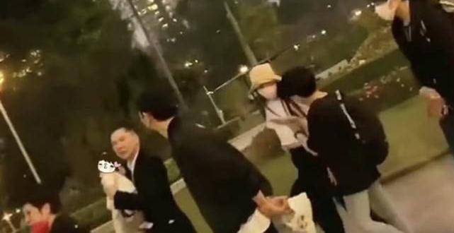 郭碧婷 郭碧婷晒全家合影，素颜出镜没包袱，生完女儿后公婆更重视她