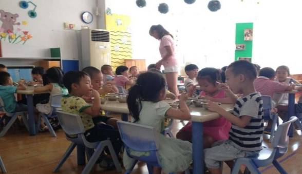 午餐|幼儿园老师晒孩子午餐照“邀功”，家长们却勃然大怒，声称要退学