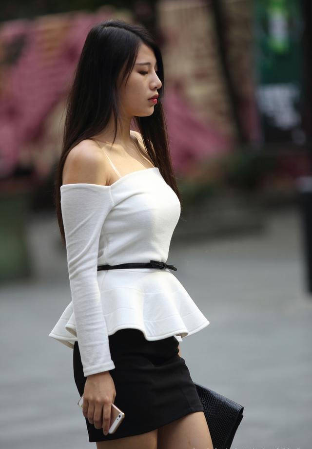 身材 白色小衫搭配黑色包臀裙，时髦又高挑，穿出了知性大雅的美
