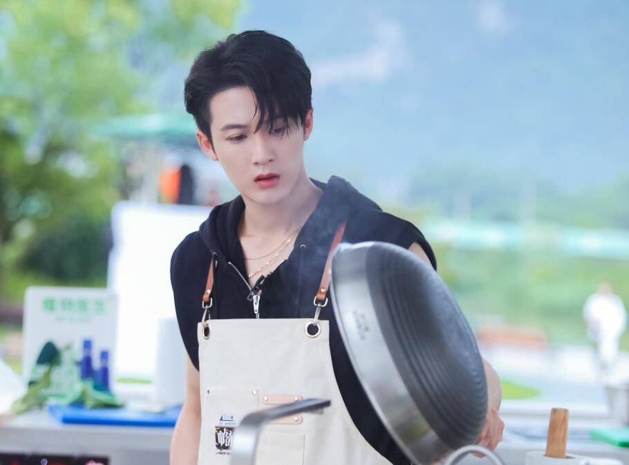 因为|一顿饭足以证明檀健次比龚俊更适合《中餐厅》，节目口碑要逆袭了！！