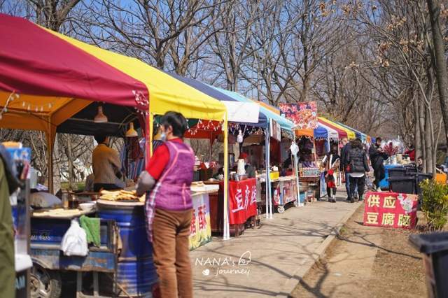 热闹的春日赏梅地，享受春日美景，感受接地气的集市乐趣