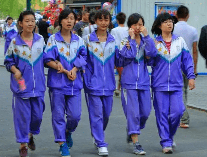 家长 普通学校校服都是裤装，贵族学校女生却能穿裙子，背后原因有三