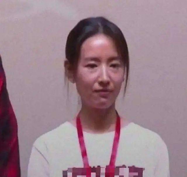 网友在餐厅偶遇董洁,素颜憔悴肤色也很黑,同龄人中算老得快的