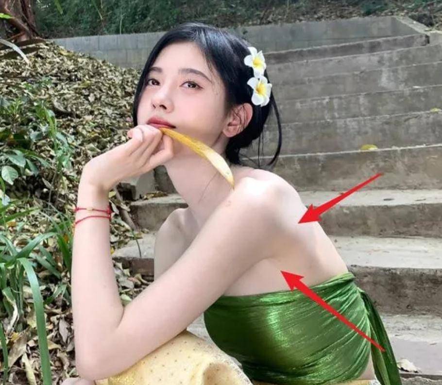 鞠婧祎刘宇被封“男版鞠婧祎”！大热天穿垫肩，糊成面粉娃娃出门