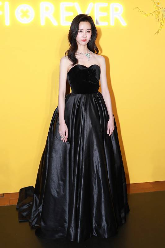 黑色 抹胸礼服太显气质了吧，纯色都能穿出时尚感，就连陈都灵都爱
