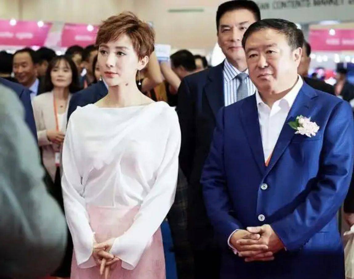 导演尤小刚三婚二离娶小30岁娇妻70岁无子女成他心里的遗憾